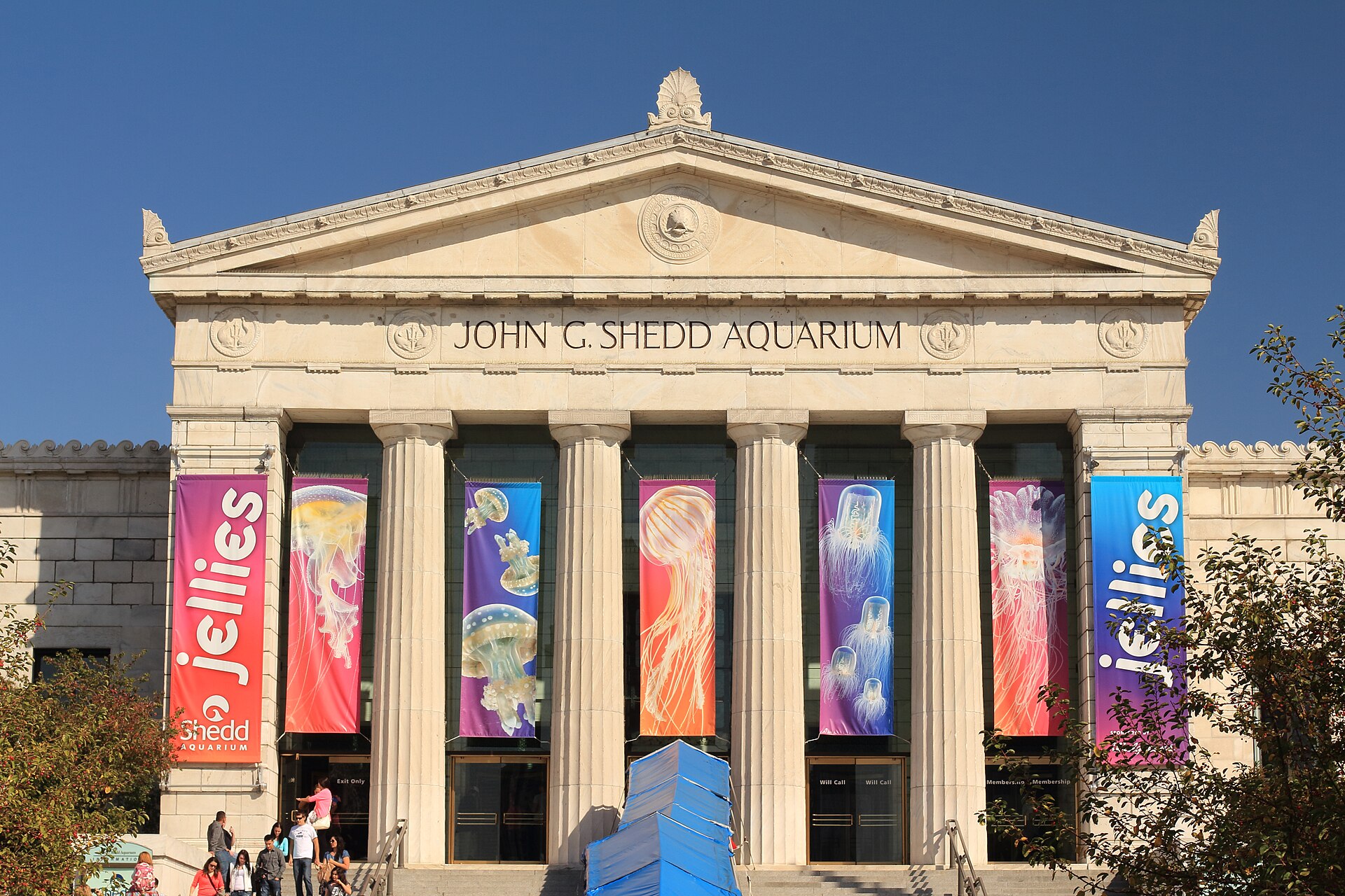 The columned front entrance of Shedd Aquarium on Chicago's Museum Campus